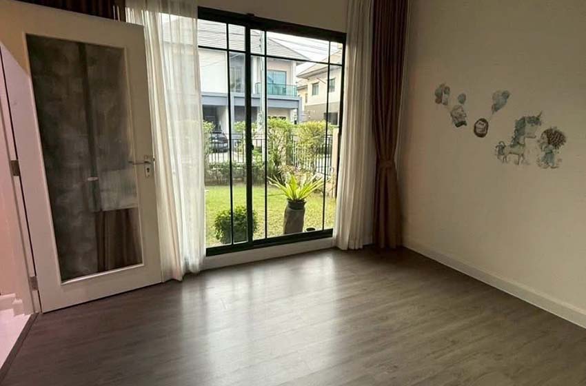 House with Shared Pool in Chaengwattana 